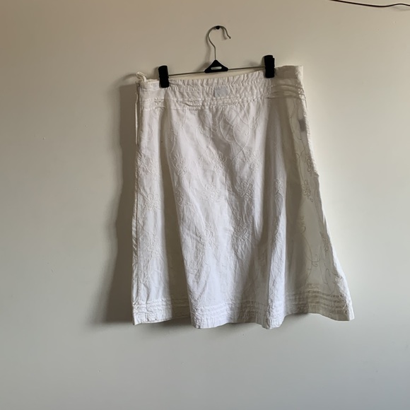 5/6 | White Suzy Shier Flared Skirt - Picture 2 of 4